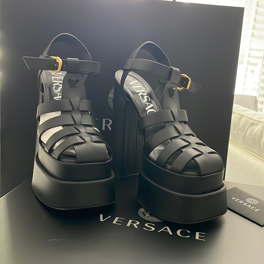 New pair of Versace’s trendy platform shoes🙌🏻